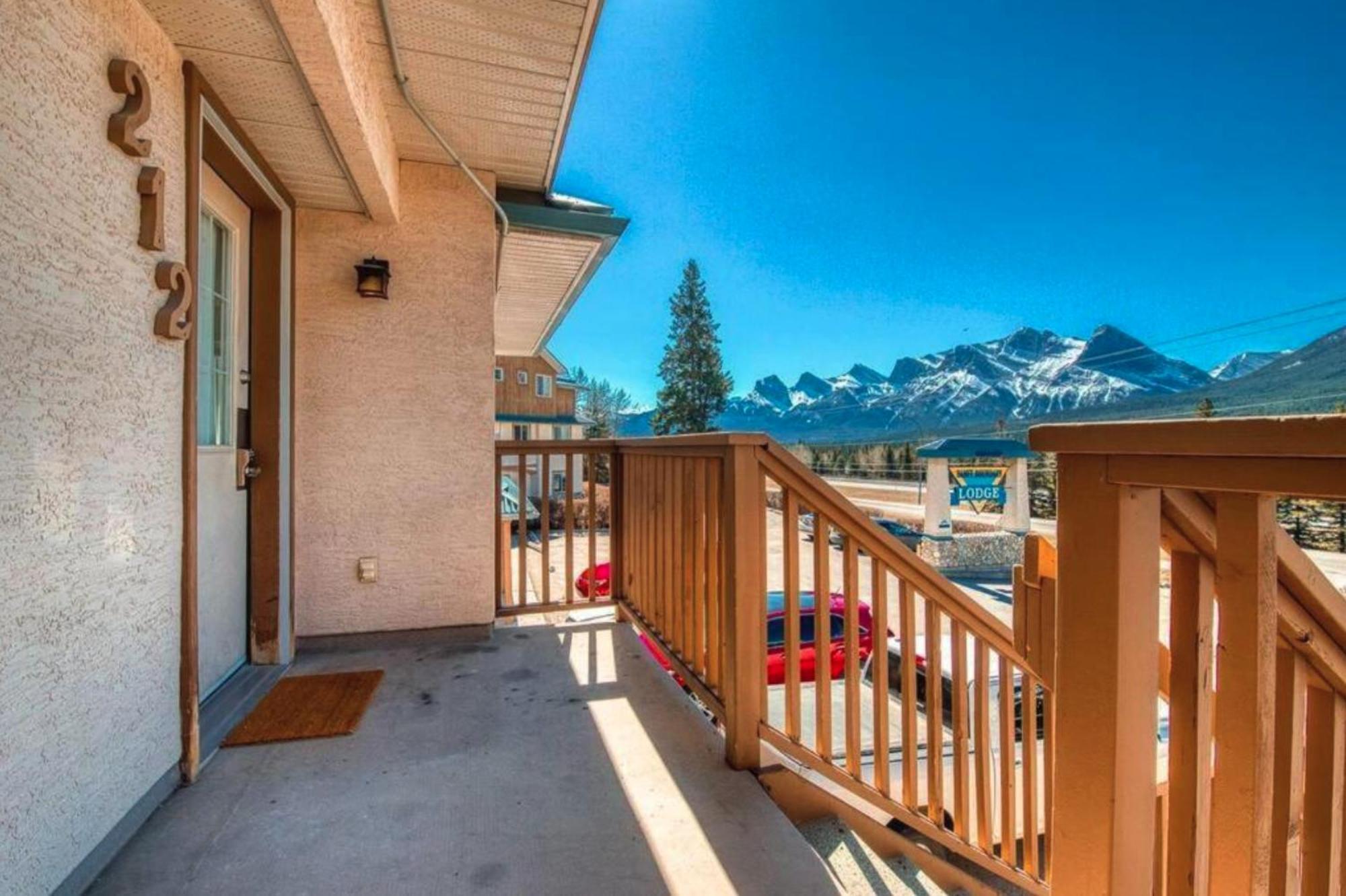 Апартаменты B212 Hot Tub, Ac X3, Parking, 2 Min To Banff Gate Канмор Экстерьер фото