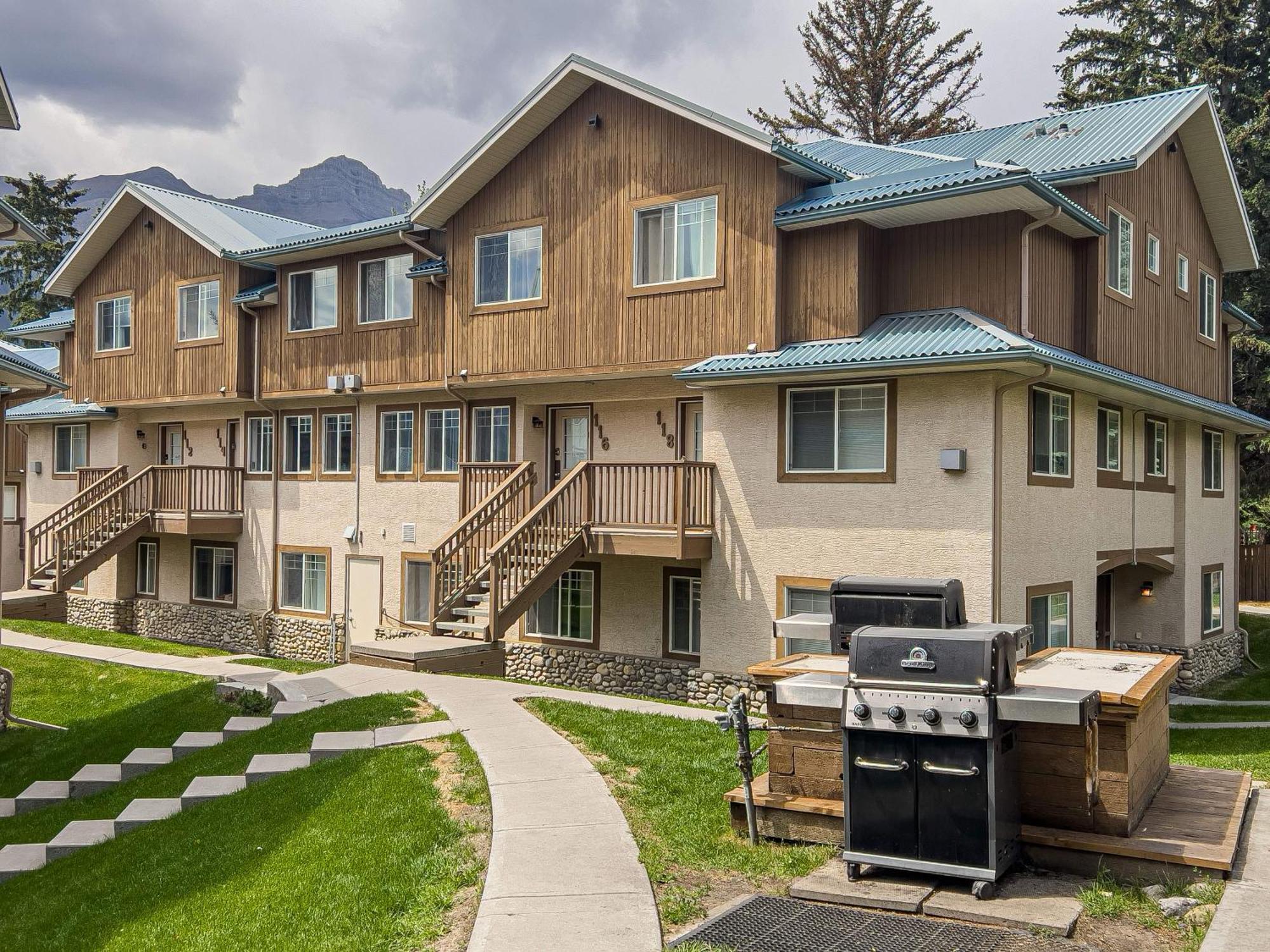 Апартаменты B212 Hot Tub, Ac X3, Parking, 2 Min To Banff Gate Канмор Экстерьер фото