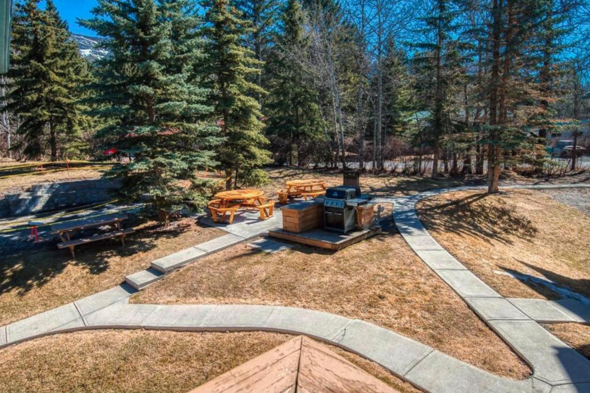 Апартаменты B212 Hot Tub, Ac X3, Parking, 2 Min To Banff Gate Канмор Экстерьер фото