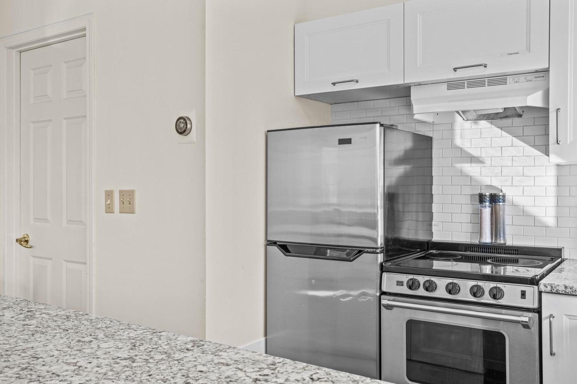 Апартаменты B212 Hot Tub, Ac X3, Parking, 2 Min To Banff Gate Канмор Экстерьер фото