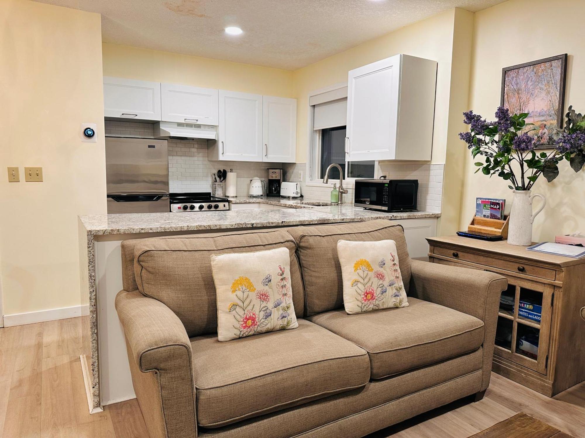 Апартаменты B212 Hot Tub, Ac X3, Parking, 2 Min To Banff Gate Канмор Экстерьер фото
